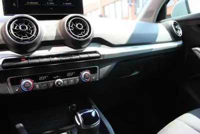 Audi Q2 35 TFSI S-tronic 2024 — Compact SVU sportif, quasi neuf avec 3700 km — Miniature 12