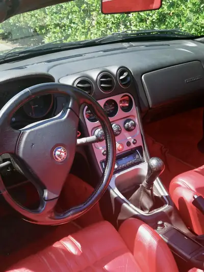 Alfa Romeo Spider 2004 — Cabriolet iconique, 69'900 km, noir métallisé — tableau de bord