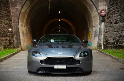 Aston Martin V12 Vantage S — Le coupé sportif britannique d'exception, 8200 km seulement — Seitenansicht