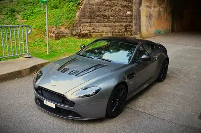 Aston Martin V12 Vantage S — Le coupé sportif britannique d'exception, 8200 km seulement — Heckansicht