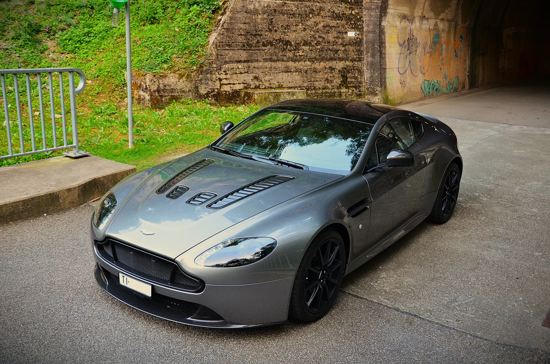 Aston Martin V12 Vantage 2015 occasion Riva San Vitale — 3