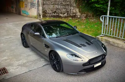 Aston Martin V12 Vantage S — Le coupé sportif britannique d'exception, 8200 km seulement — Innenraum