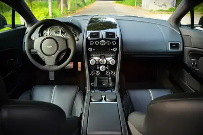 Aston Martin V12 Vantage S — Le coupé sportif britannique d'exception, 8200 km seulement — Miniatur 7