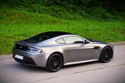 Aston Martin V12 Vantage S — Le coupé sportif britannique d'exception, 8200 km seulement — Miniatur 12