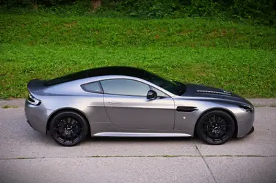 Aston Martin V12 Vantage S — Le coupé sportif britannique d'exception, 8200 km seulement — Miniatur 11