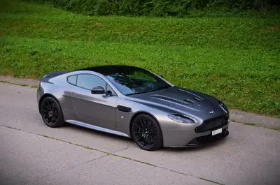 Aston Martin V12 Vantage S — Le coupé sportif britannique d'exception, 8200 km seulement — Miniatur 10