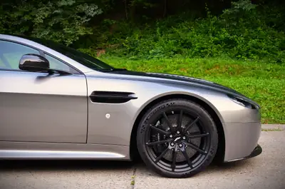 Aston Martin V12 Vantage S — Le coupé sportif britannique d'exception, 8200 km seulement — Miniatur 14
