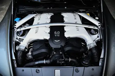 Aston Martin V12 Vantage S — Le coupé sportif britannique d'exception, 8200 km seulement — Miniatur 15