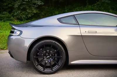 Aston Martin V12 Vantage S — Le coupé sportif britannique d'exception, 8200 km seulement — Miniatur 13