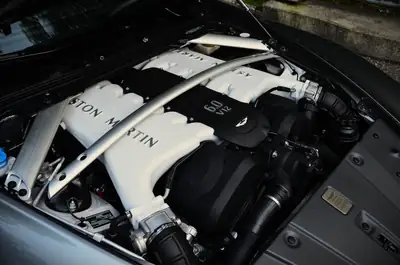 Aston Martin V12 Vantage S — Le coupé sportif britannique d'exception, 8200 km seulement — Miniatur 17