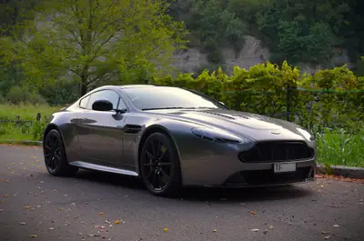 Aston Martin V12 Vantage S — Le coupé sportif britannique d'exception, 8200 km seulement — Miniatur 19