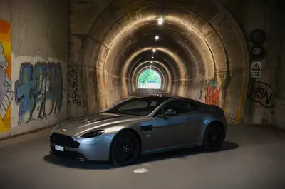 Aston Martin V12 Vantage S — Le coupé sportif britannique d'exception, 8200 km seulement — Miniatur 21