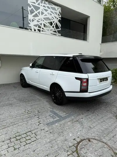 Range Rover 5.0 V8 SC Vogue — Prestige britannique, motorisation surpuissante — rear view