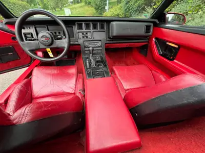 Chevrolet Corvette C4 1987 — Cabriolet légendaire, statut vétéran, rouge intégral — Heckansicht
