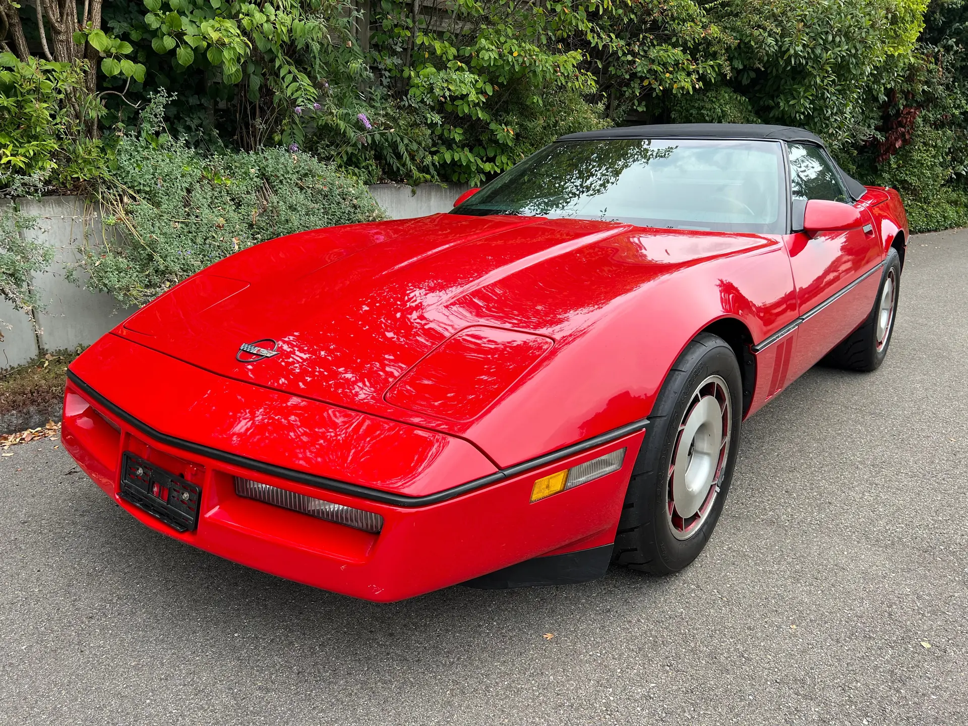 Chevrolet Corvette C4 1987 — Cabriolet légendaire, statut vétéran, rouge intégral — Außenansicht