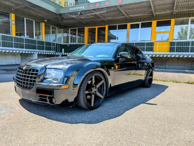 Chrysler 300C 5.7 HEMI V8 360 PS — Berline musclée américaine, entretien soigné — vista esterna
