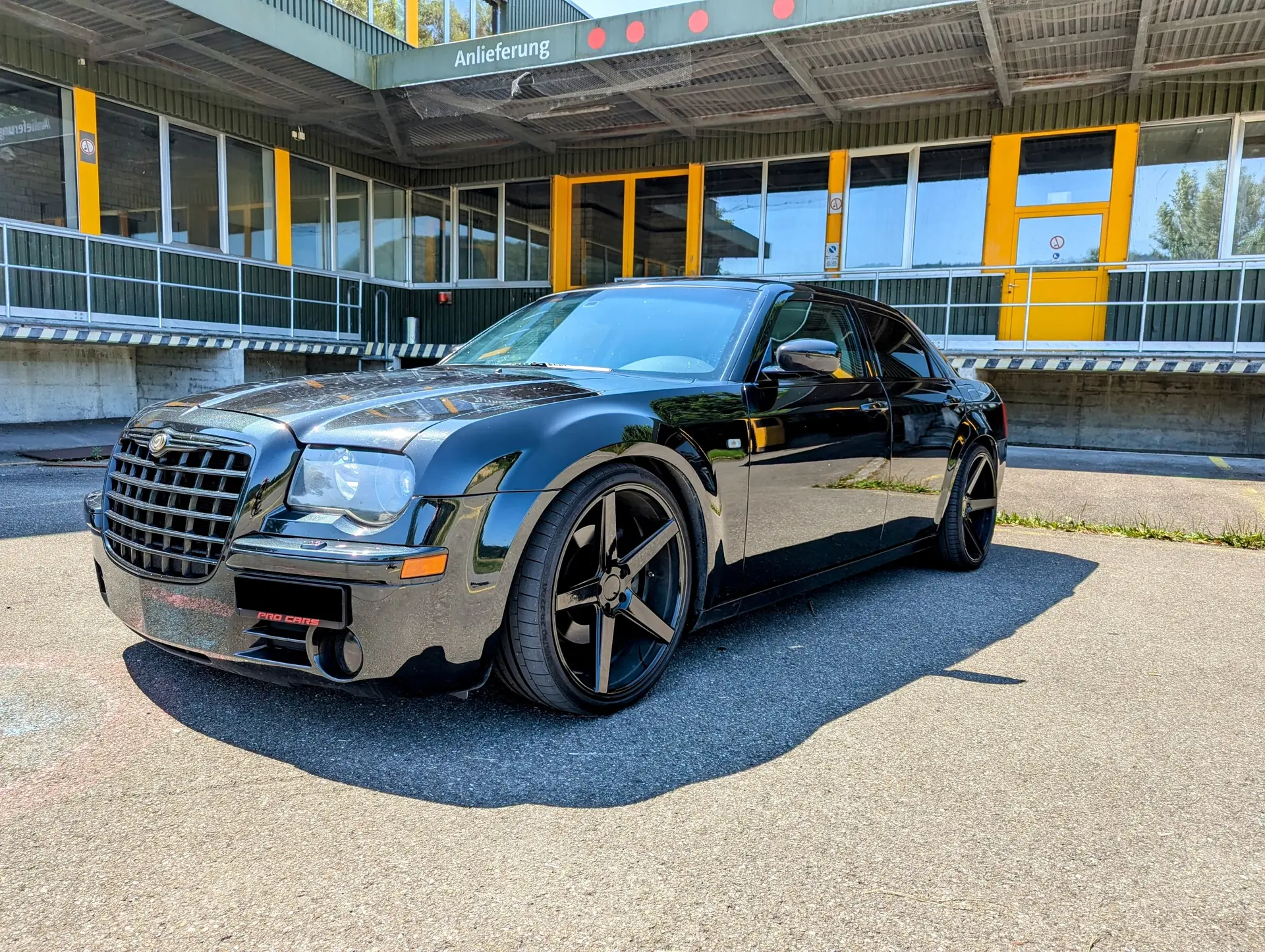 Chrysler 300C 5.7 HEMI V8 360 PS — Berline musclée américaine, entretien soigné — vista esterna