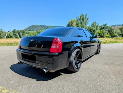 Chrysler 300C 5.7 HEMI V8 360 PS — Berline musclée américaine, entretien soigné — vista posteriore