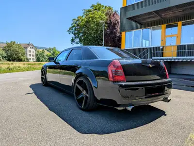 Chrysler 300C 5.7 HEMI V8 360 PS — Berline musclée américaine, entretien soigné — interni