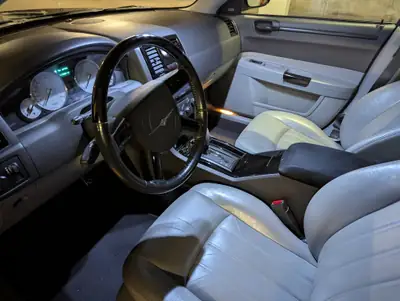 Chrysler 300C 5.7 HEMI V8 360 PS — Berline musclée américaine, entretien soigné — cruscotto