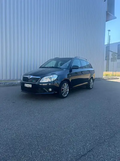 Skoda Fabia 1.4 TSI RS DSG — Sportive compacte, 180 ch et boîte auto — vista esterna