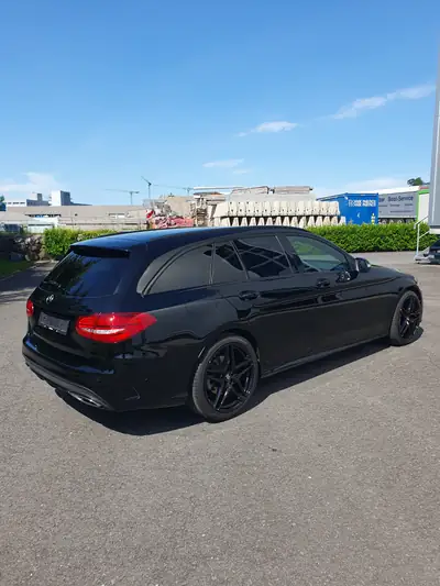 Mercedes-Benz C 400 AMG Line 4Matic — Élégance sportive et traction intégrale — Miniatura 9