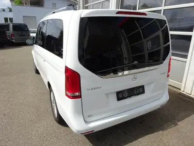 Mercedes-Benz V 220 d Lang 4Matic — Monospace premium 7 places, motorisation diesel efficace — side view