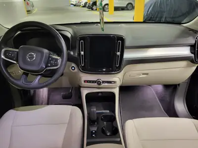 Volvo XC40 T3 Momentum — SUV compact premium, 69'000 km, automatique fluide — rear view