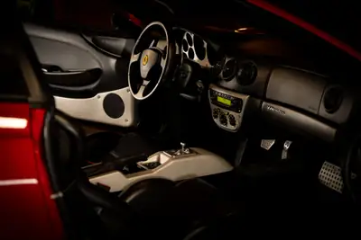 Ferrari F360 Modena — Légendaire coupé sport 400 ch, historique complet — Miniature 9