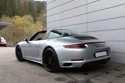 Porsche 911 Targa 4 GTS PDK — Chef-d'œuvre cabriolet, 450 ch et garantie Approved — vista posteriore