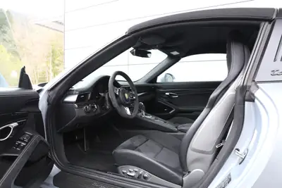 Porsche 911 Targa 4 GTS PDK — Chef-d'œuvre cabriolet, 450 ch et garantie Approved — interni