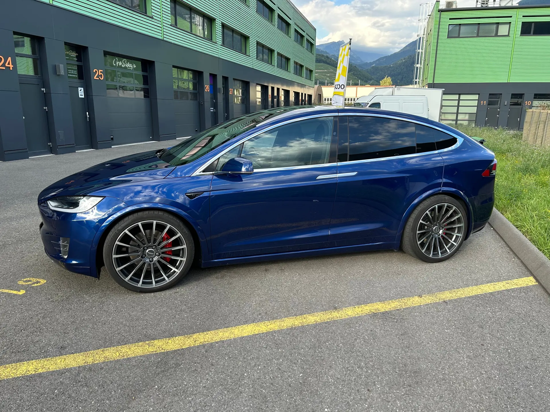Tesla Model X 100D Performance — SUV électrique 6 places, 772 ch, freins et pneus neufs — vista esterna