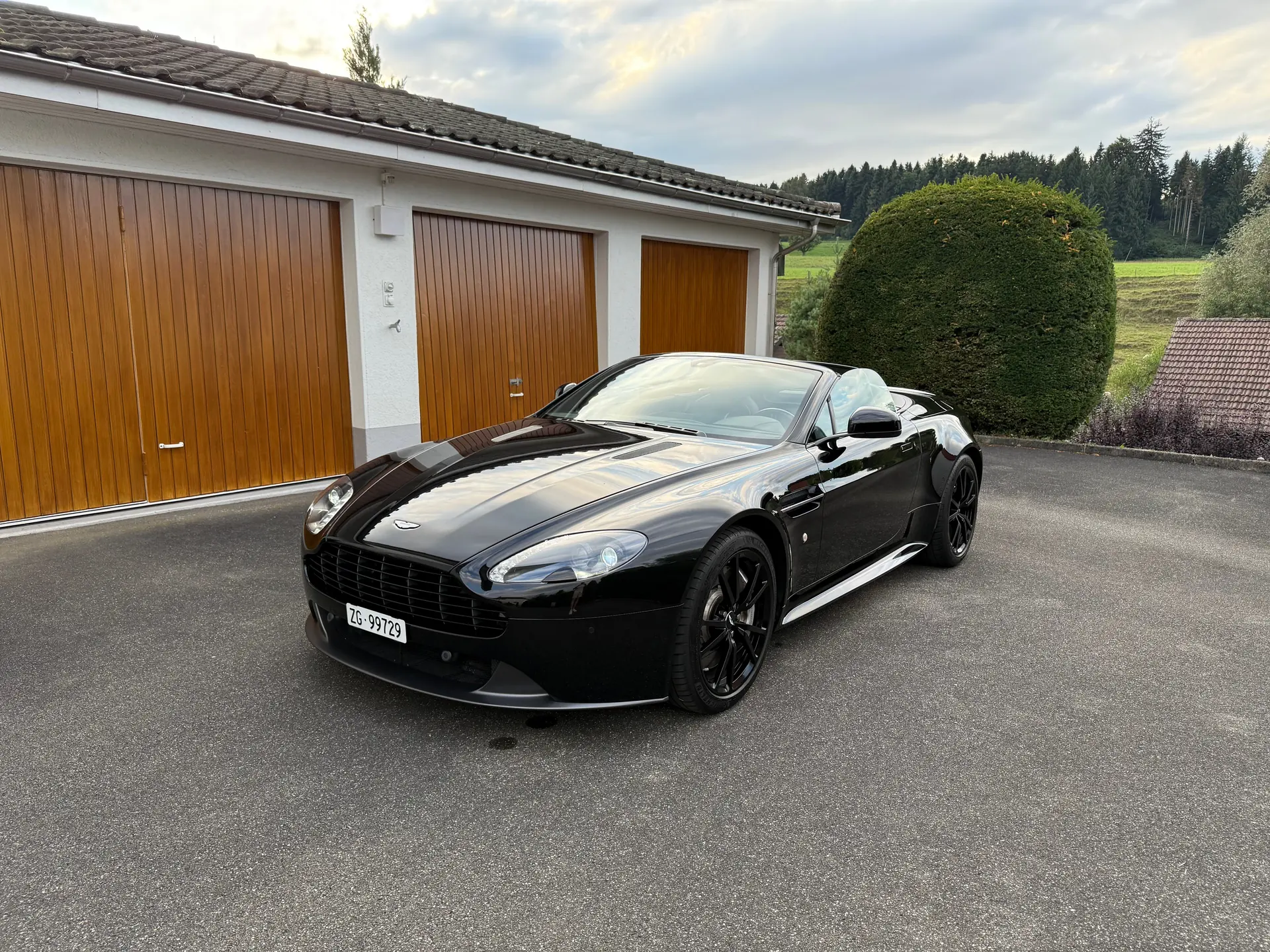 Aston Martin V8 Vantage N430 Sportshift — Cabriolet légendaire, 437 ch de pure performance — vue extérieure