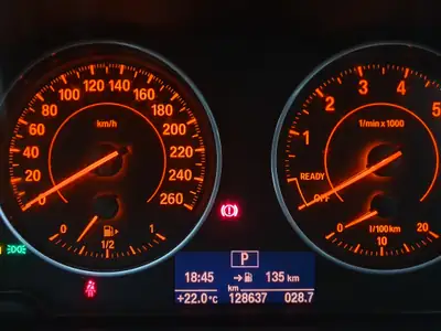 BMW 118i Sport Line Steptronic — Berline compacte sportive, entretien impeccable — détail