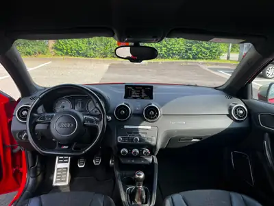 Audi S1 Sportback 2.0 TFSI — Compacte sportive quattro 230 ch, rouge éclatante — Armaturenbrett
