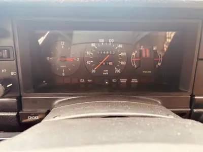 Volvo 240 2.3 GL — L'incontournable break suédois des années 80 — Armaturenbrett