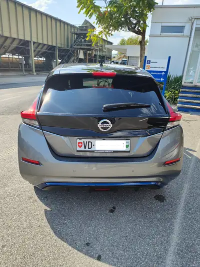 Nissan Leaf Tekna — Électrique zéro émission, 31 500 km seulement — fianco