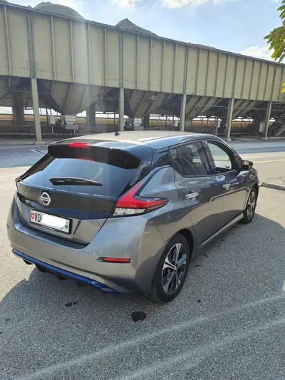 Nissan Leaf Tekna — Électrique zéro émission, 31 500 km seulement — vista posteriore