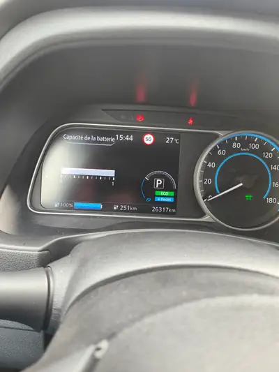 Nissan Leaf Tekna — Électrique zéro émission, 31 500 km seulement — cruscotto
