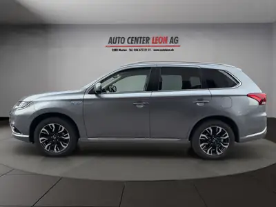 Mitsubishi Outlander 2.0 PHEV Diamond — SUV hybride rechargeable 4×4, toit panoramique — rear view
