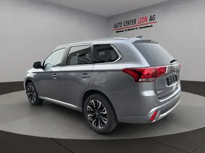 Mitsubishi Outlander 2.0 PHEV Diamond — SUV hybride rechargeable 4×4, toit panoramique — interior