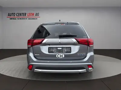 Mitsubishi Outlander 2.0 PHEV Diamond — SUV hybride rechargeable 4×4, toit panoramique — dashboard