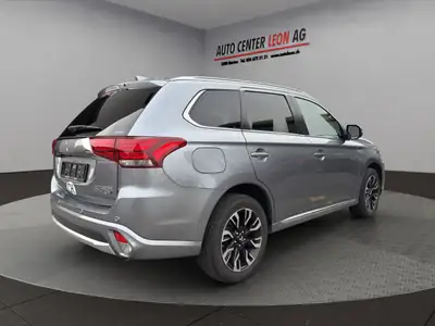 Mitsubishi Outlander 2.0 PHEV Diamond — SUV hybride rechargeable 4×4, toit panoramique — detail