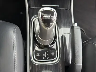 Mitsubishi Outlander 2.0 PHEV Diamond — SUV hybride rechargeable 4×4, toit panoramique — Thumbnail 23