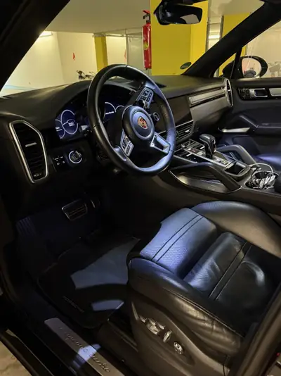 Porsche Cayenne Turbo — SUV haute performance, 550 ch, garantie jusqu'en 2027 — interni