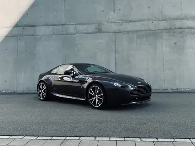 Aston Martin V8 Vantage N420 — Sportivité britannique en édition limitée, 13 500 km — vue extérieure