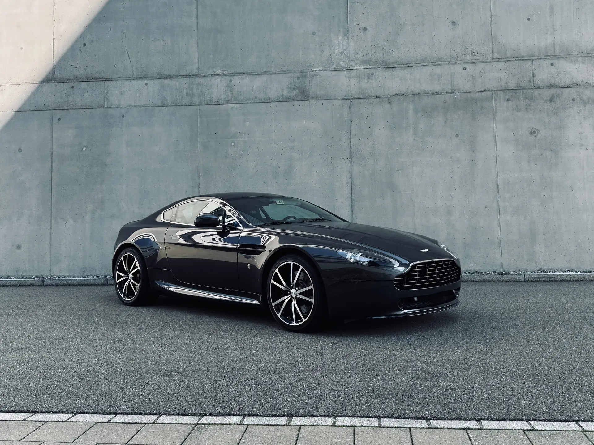 Aston Martin V8 Vantage N420 — Sportivité britannique en édition limitée, 13 500 km