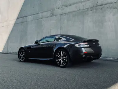 Aston Martin V8 Vantage N420 — Sportivité britannique en édition limitée, 13 500 km — arrière