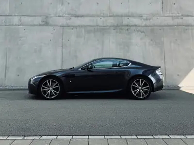 Aston Martin V8 Vantage N420 — Sportivité britannique en édition limitée, 13 500 km — côté