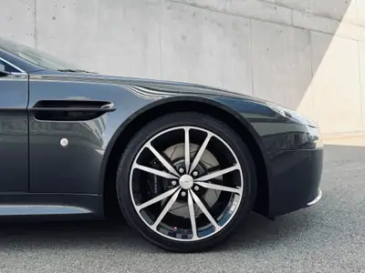 Aston Martin V8 Vantage N420 — Sportivité britannique en édition limitée, 13 500 km — tableau de bord